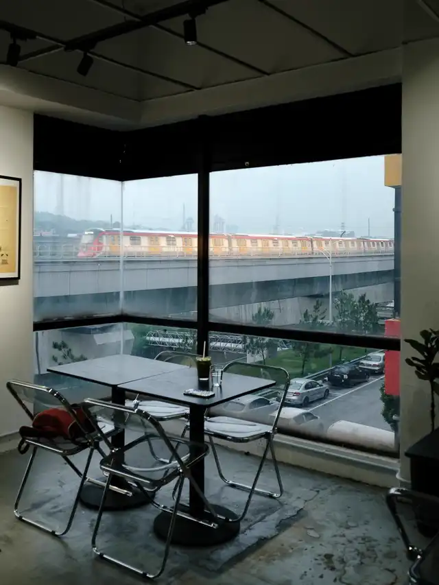 Muslim-owned MRT Train view CAFE just 5' walking